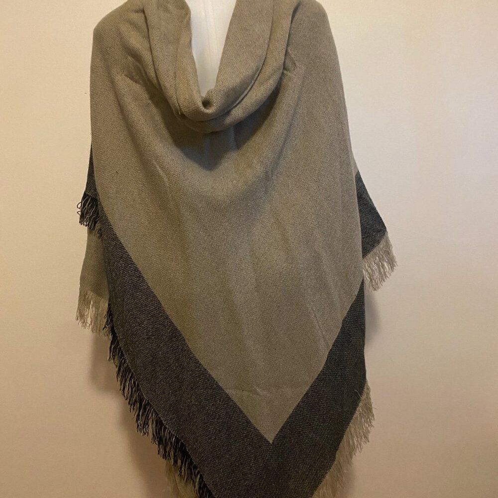Apt. 9 Hooded Colorblock Fringe Poncho Wrap Toggle Closure OS - Picture 3 of 4